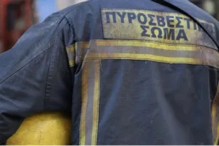 Ρόδος: Μεσίστιες οι σημαίες για τον Πέτρο Διακάκη – Σήμερα το τελευταίο αντίο στον πυροσβέστη