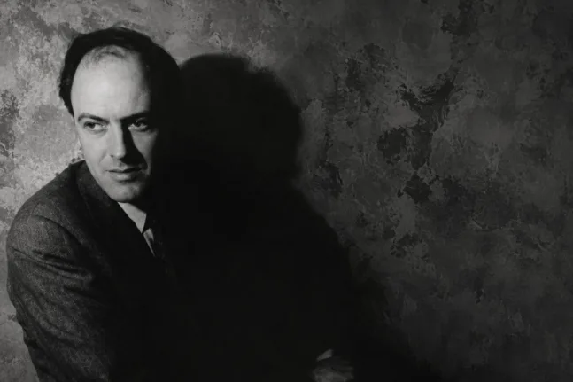 Ο Roald Dahl που δεν διαβάζαμε παιδιά – Οι σκοτεινές ιστορίες του γίνονται σειρά στο Netflix
