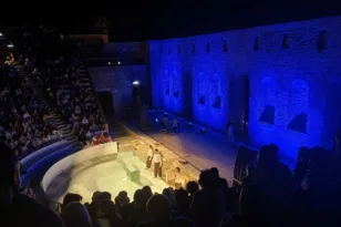 Ρωμαϊκό Ωδείο Πατρών: Διπλά «θυρανοίξια» με Σαβίνα Γιαννάτου και «Επιζώντες» – Οι έξι παραστάσεις που ακολουθούν