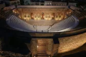 Το φωτισμένο Ρωμαϊκό Ωδείο της Πάτρας μετά την αποκατάσταση