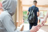 Πάτρα: Ναρκωτικά σε σχολικές τσάντες, συνεχείς έρευνες σε σχολεία