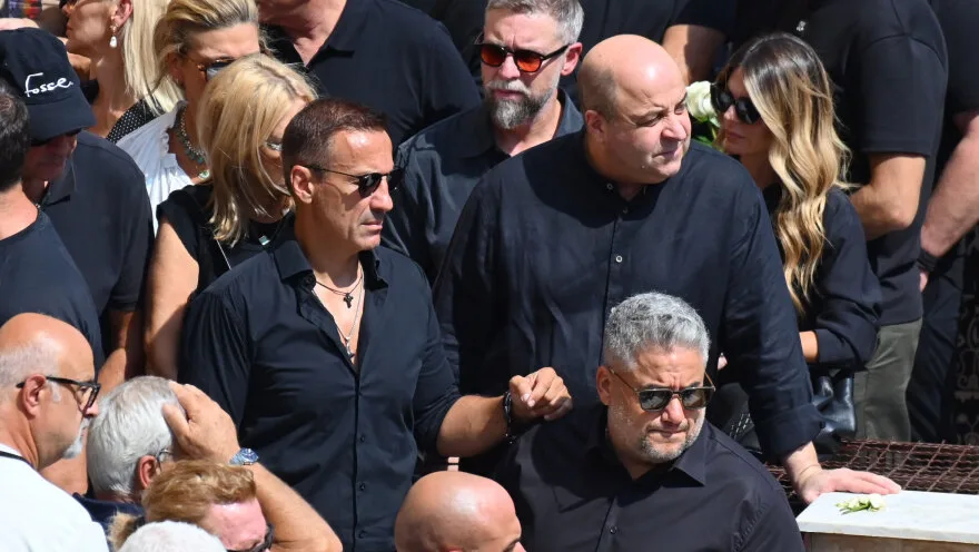 «Αθάνατος» – Ολοκληρώθηκε η ταφή του Γιώργου Μαζωνάκη στο Γ΄ Νεκροταφείο, χιλιάδες κόσμου στη Νίκαια
