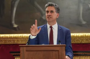 Η Βρετανία αλλάζει γραμμή απέναντι στο Ισραήλ: Μπλόκο στους εποικισμούς – «Εθνοκάθαρση» λέει ο Μίλιμπαντ