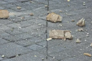Πάτρα: Αποκολλήθηκαν σοβάδες σε πολυσύχναστο δρόμο, ευτυχώς δεν υπήρξε τραυματισμός