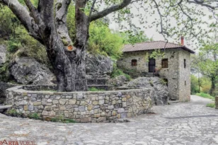 Φαράγγι που περνάς με αυτοκίνητο, γεφύρι 2.000 ετών και ένα έρημο μεσαιωνικό χωριό – Κι όμως, είναι στην Πελοπόννησο