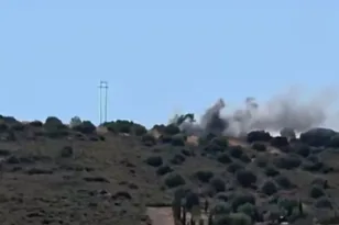 Φωτιά στα Σπάτα: Συναγερμός στην Πετροκορυφή – 46 πυροσβέστες και ελικόπτερο στη μάχη