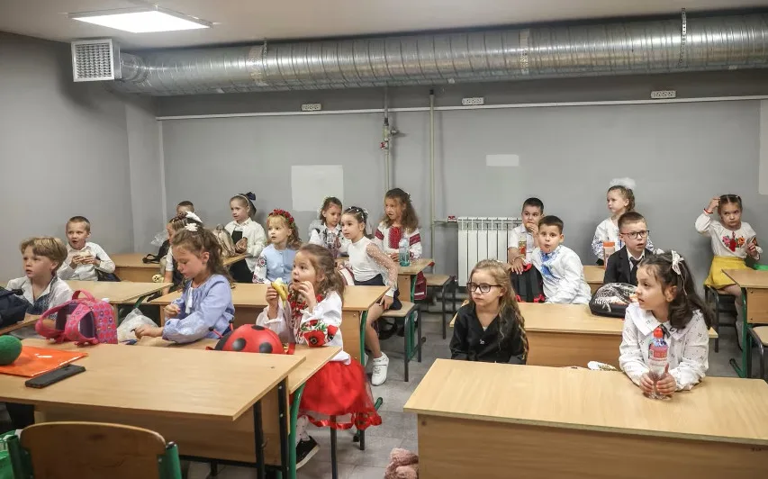 Η γενιά που δεν γνώρισε σχολείο χωρίς πόλεμο: Στο Κίεβο οι τάξεις κατέβηκαν στα υπόγεια Μαθητές σε υπόγεια σχολική αίθουσα στο Κίεβο κατά την έναρξη της σχολικής χρονιάς εν μέσω πολέμου