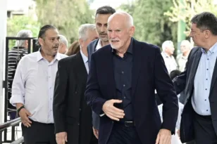 Η πρώην σύζυγος και η κόρη του Γ. Παπανδρέου σην κηδεία της Μαργαρίτας... ΦΩΤΟΓΡΑΦΙΑ