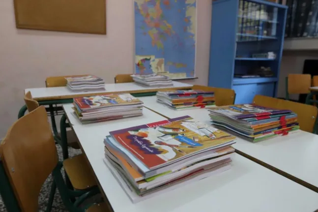 «Θύελλα» για τα νέα βιβλία του Δημοτικού: Αναφορές σε ομόφυλες οικογένειες άναψαν «φωτιές» στην κυβέρνηση