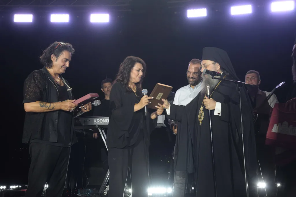 Χιλιάδες Πατρινοί στη μεγάλη φιλανθρωπική συναυλία της Μητρόπολης Πατρών Χιλιάδες Πατρινοί στη μεγάλη φιλανθρωπική συναυλία της Μητρόπολης Πατρών