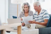Ψάχνουν πρόωρη συνταξιοδότηση με... δεύτερη δουλειά: «Να βγω τώρα και ό,τι πάρω»