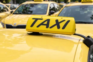 Μπήκε σε ταξί, το έκλεψε και παρέσυρε τον 57χρονο οδηγό – Χειροπέδες σε 34χρονο στον Ρέντη