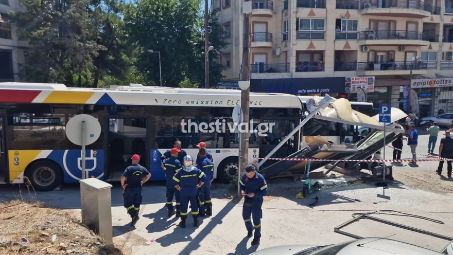 Θεσσαλονίκη: Λεωφορείο έπεσε πάνω σε στάση στη Νεάπολη, τρεις τραυματίες
