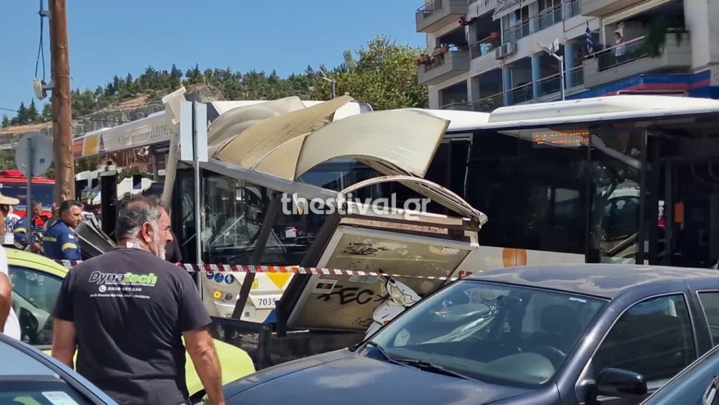 Θεσσαλονίκη: Λεωφορείο έπεσε πάνω σε στάση στη Νεάπολη, τρεις τραυματίες Θεσσαλονίκη: Λεωφορείο έπεσε πάνω σε στάση στη Νεάπολη, τρεις τραυματίες
