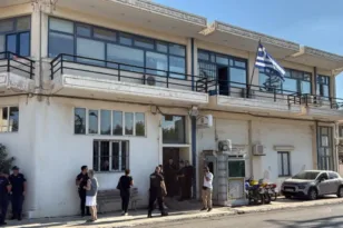 «Ο αστυνομικός τον σημάδευε με το όπλο, και ο άνδρας του λέει ''ρίξε, ρίξε, ρίξε, γιατί δεν μου ρίχνεις;''», συγκλονιστική μαρτυρία από τη Μάνδρα