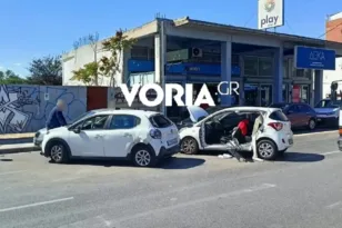 Θεσσαλονίκη: Αυτοκίνητο παρέσυρε τρία ΙΧ και μηχανάκι – Στο νοσοκομείο ο οδηγός