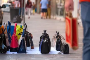 Πάνω από 127.000 «μαϊμού» προϊόντα κατασχέθηκαν σε δύο μήνες – Πρόστιμα 2,13 εκατ. ευρώ