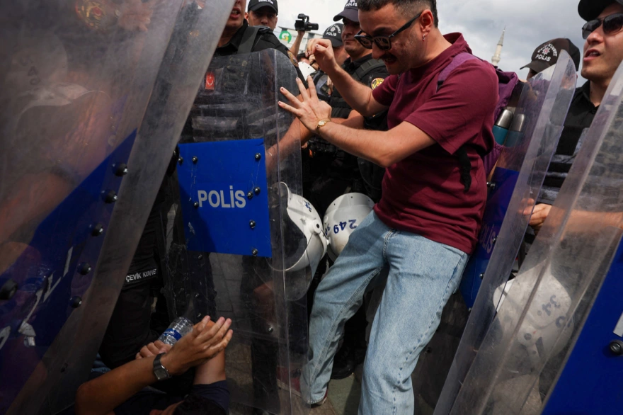 Τουρκία: Τουλάχιστον 150 συλλήψεις σε διαμαρτυρία για τις επιχειρήσεις κατά ΛΟΑΤΚΙ+