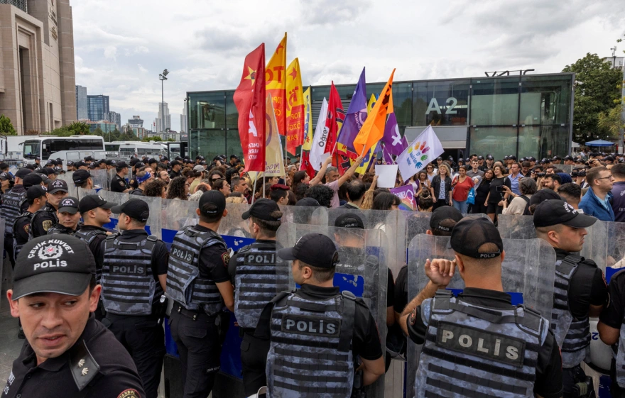 Τουρκία: Τουλάχιστον 150 συλλήψεις σε διαμαρτυρία για τις επιχειρήσεις κατά ΛΟΑΤΚΙ+
