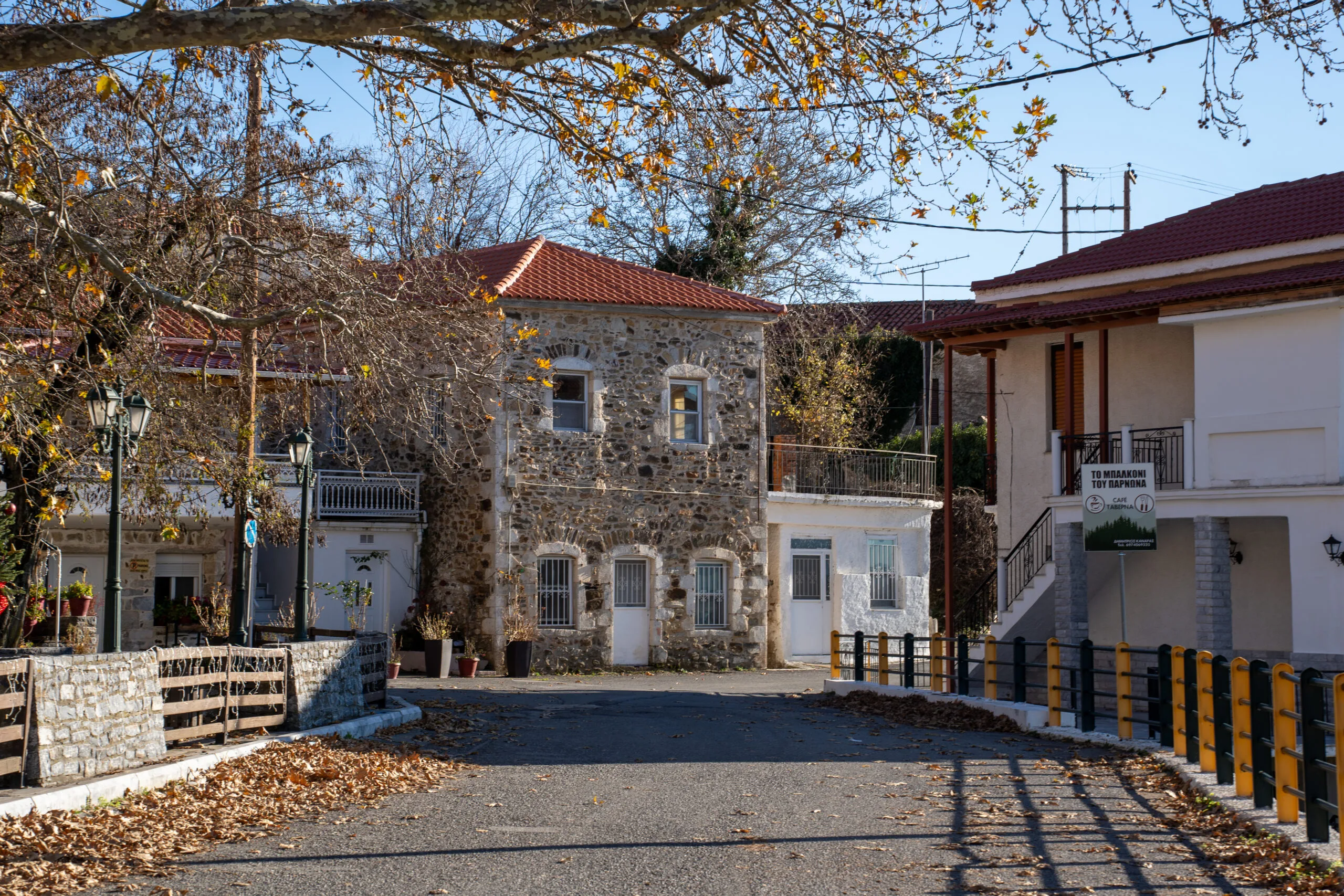 Οι Καρυάτιδες έχουν το δικό τους χωριό και βρίσκεται βρίσκεται σε μία από τις ωραιότερες διαδρομές της Πελοποννήσου Οι Καρυάτιδες έχουν το δικό τους χωριό και βρίσκεται βρίσκεται σε μία από τις ωραιότερες διαδρομές της Πελοποννήσου