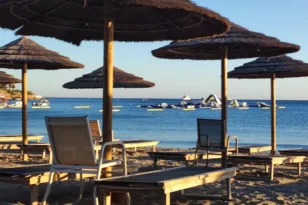 Βουλιαγμένη: Στον ανακριτή ο 76χρονος και η 21χρονη για τον θάνατο του 82χρονου στην πλαζ