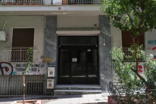 Κυψέλη: Οι γονείς δείχνουν τρίτο πρόσωπο για τη δολοφονία του βρέφους – «Θόλωσε και το μαχαίρωσε»