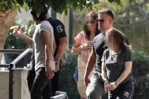 Κυψέλη: Στον ανακριτή οι τρεις για το νεκρό βρέφος – Ο 43χρονος λέει ότι οι μαχαιριές έγιναν «για να σπάσει ο πάγος»