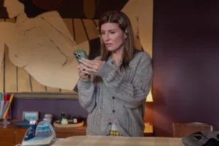 «Youth»: Η Sharon Horgan βάζει τα 50 στην τηλεόραση χωρίς φίλτρα και παρηγοριές