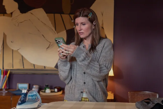 Η Sharon Horgan ως Alex στη σειρά Youth του HBO Max
