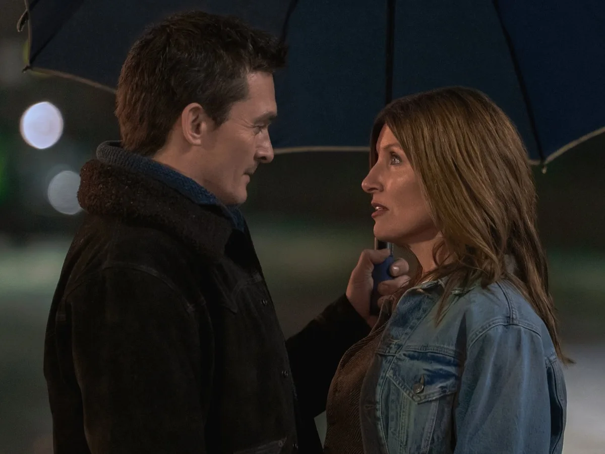 «Youth»: Η Sharon Horgan βάζει τα 50 στην τηλεόραση χωρίς φίλτρα και παρηγοριές Ο Rupert Friend και η Sharon Horgan σε σκηνή της σειράς Youth