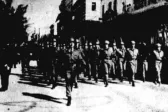 Στρατιωτική διμοιρία παρελαύνει σε δρόμο της Πάτρας στις 28 Οκτωβρίου 1970
