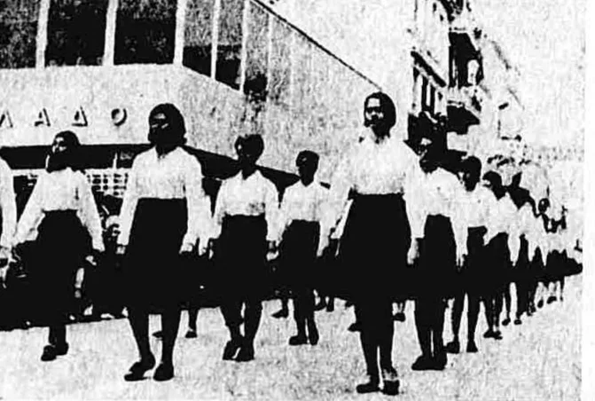 28η Οκτωβρίου στην Πάτρα: Όταν το ’40 καθόταν απέναντι από την εξέδρα Μαθήτριες με λευκά πουκάμισα και σκούρες φούστες παρελαύνουν στην Πάτρα το 1967
