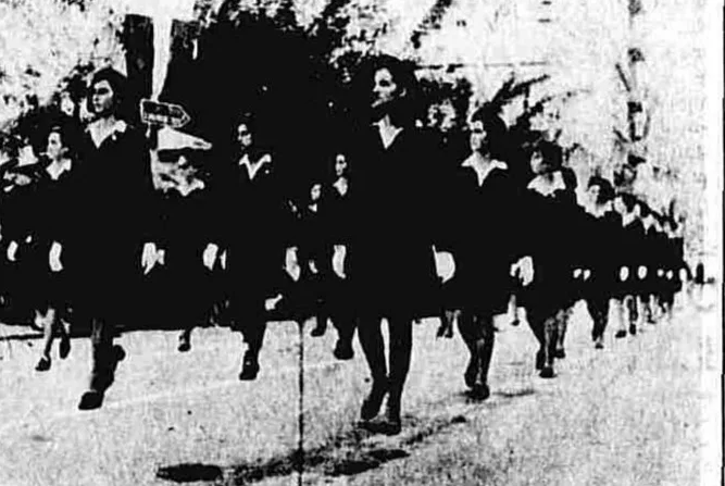 28η Οκτωβρίου στην Πάτρα: Όταν το ’40 καθόταν απέναντι από την εξέδρα Μαθήτριες του Αρσακείου παρελαύνουν με σκούρες στολές και λευκούς γιακάδες