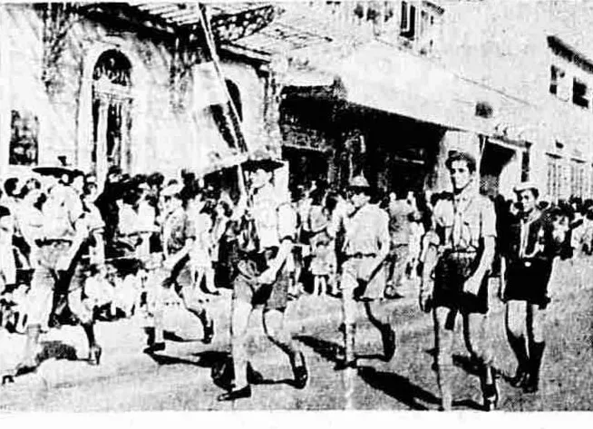 28η Οκτωβρίου στην Πάτρα: Όταν το ’40 καθόταν απέναντι από την εξέδρα Πρόσκοποι με τη σημαία παρελαύνουν μπροστά από το συγκεντρωμένο πλήθος στην Πάτρα το 1966.