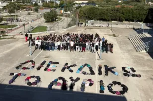 9ο ΓΕΛ Πατρών: Οι μαθητές σχημάτισαν με τις τσάντες τους το σύνθημα «Διεκδικώ το αύριο»