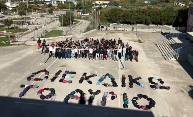 9ο ΓΕΛ Πατρών: Οι μαθητές σχημάτισαν με τις τσάντες τους το σύνθημα «Διεκδικώ το αύριο»