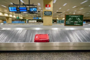 Ποιος αγοράζει τις χαμένες βαλίτσες των αεροδρομίων; Ο παράξενος «τζόγος» του αγνώστου