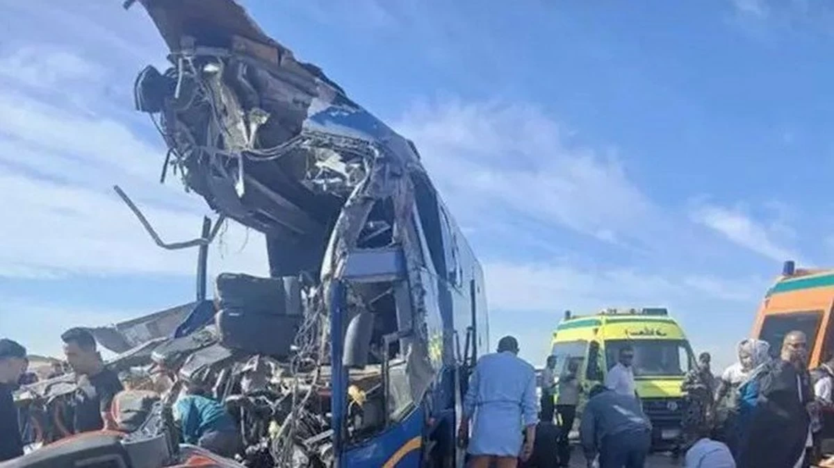 Πολύνεκρο τροχαίο δυτικά του Καΐρου: 13 νεκροί, 34 τραυματίες σε σύγκρουση λεωφορείου και φορτηγού
