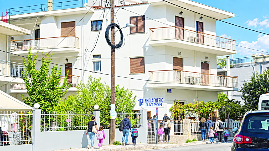 Χωρίς τις υποδομές σχολείου 27 νηπιαγωγεία της Πάτρας: Νήπια σε ισόγεια πολυκατοικιών