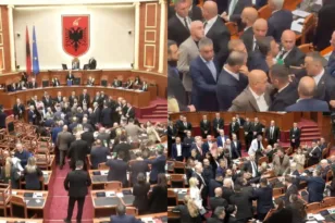 Χάος στη Βουλή της Αλβανίας: Ξύλο μεταξύ βουλευτών και διακοπή της ολομέλειας