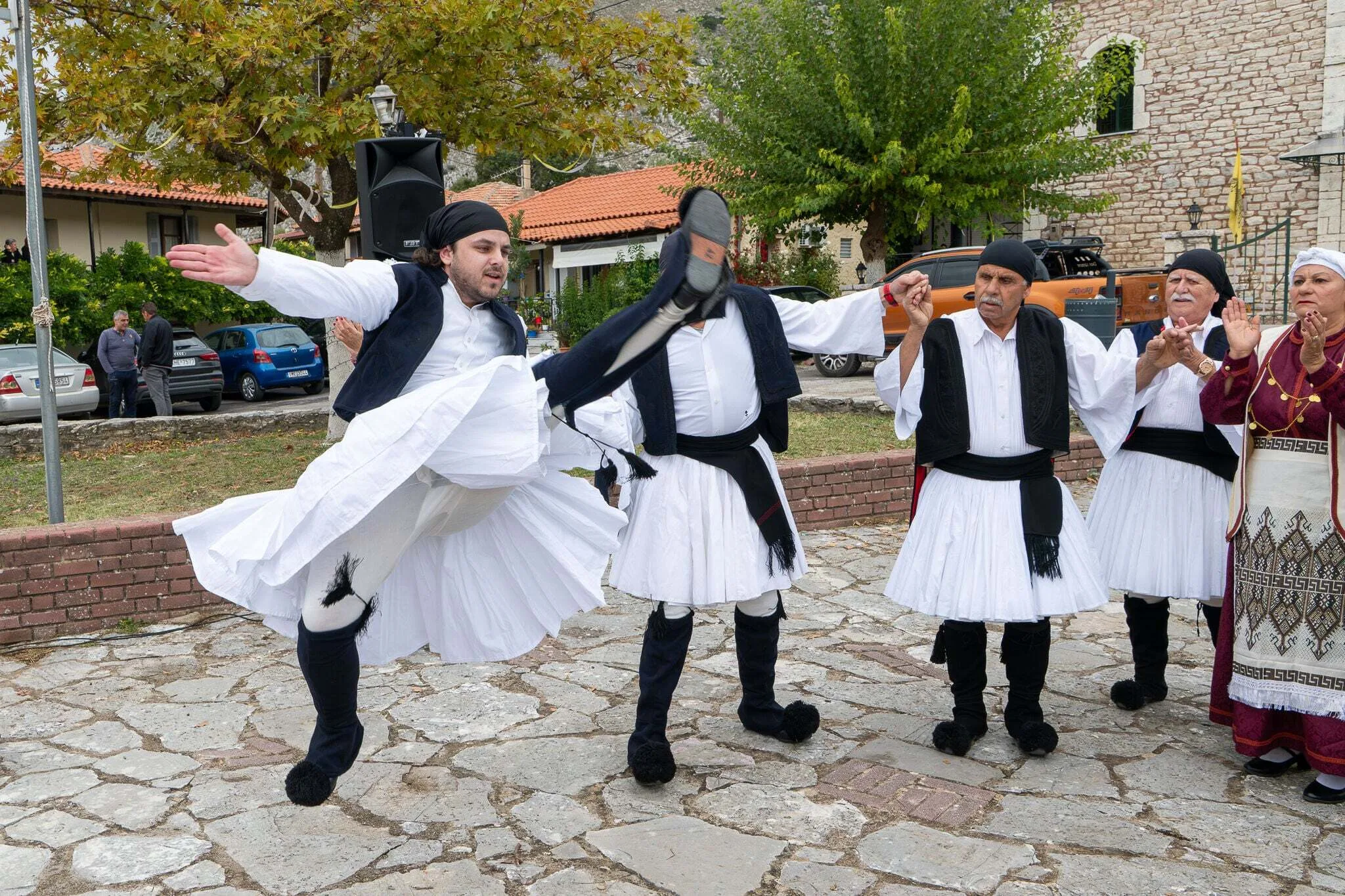 Κακοτάρι Ηλείας: Τα καζάνια έβρασαν και η πλατεία γέμισε κόσμο – Η 2η Γιορτή Τσίπουρου