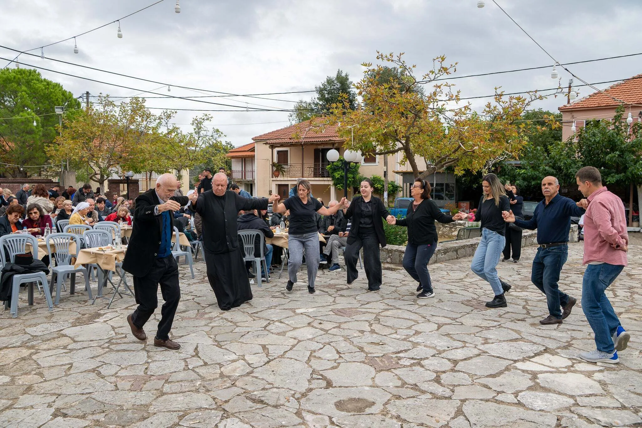 Κακοτάρι Ηλείας: Τα καζάνια έβρασαν και η πλατεία γέμισε κόσμο – Η 2η Γιορτή Τσίπουρου