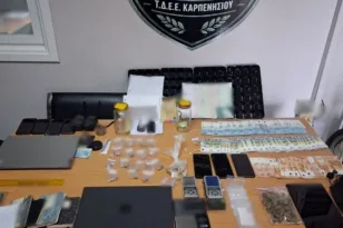 Ελεύθεροι με όρους 9 νεαροί για το κύκλωμα ναρκωτικών σε σχολεία στο Καρπενήσι