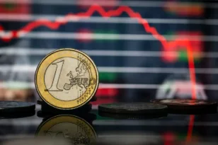 Ευρώ σε χαμηλό 17 μηνών: Τι μπορεί να αλλάξει σε καύσιμα, αγορές και ταξίδια