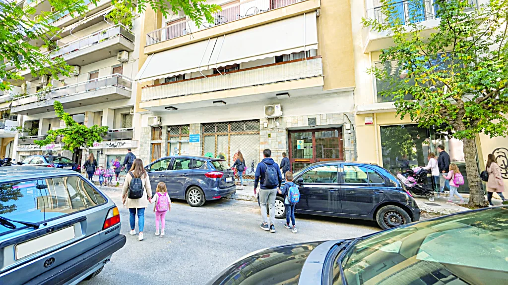 Χωρίς τις υποδομές σχολείου 27 νηπιαγωγεία της Πάτρας: Νήπια σε ισόγεια πολυκατοικιών