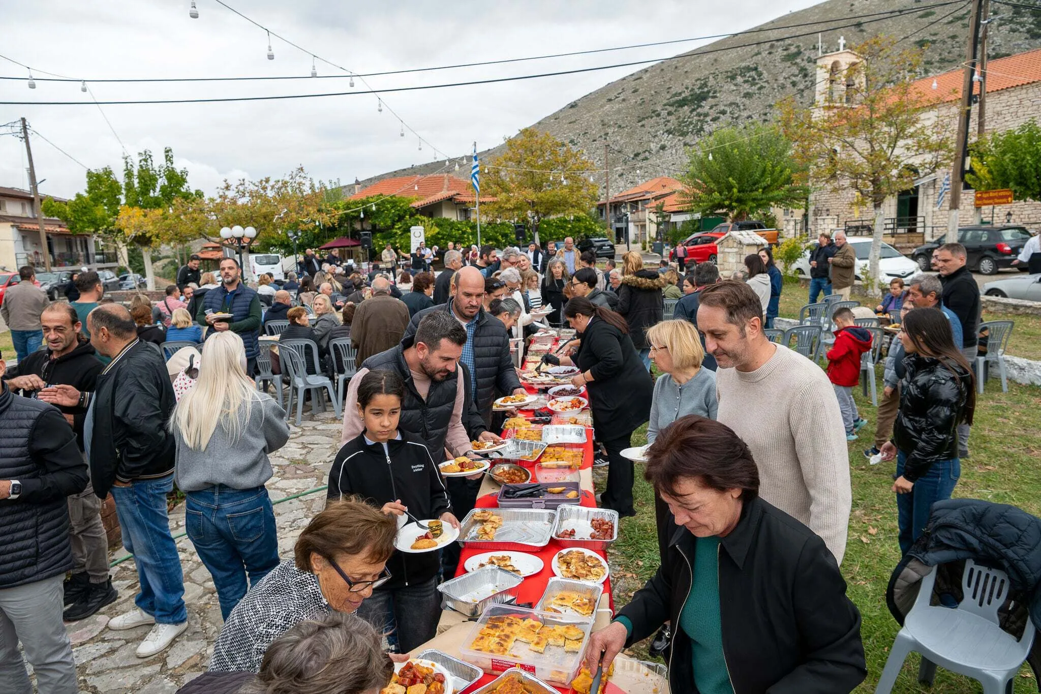 Κακοτάρι Ηλείας: Τα καζάνια έβρασαν και η πλατεία γέμισε κόσμο – Η 2η Γιορτή Τσίπουρου
