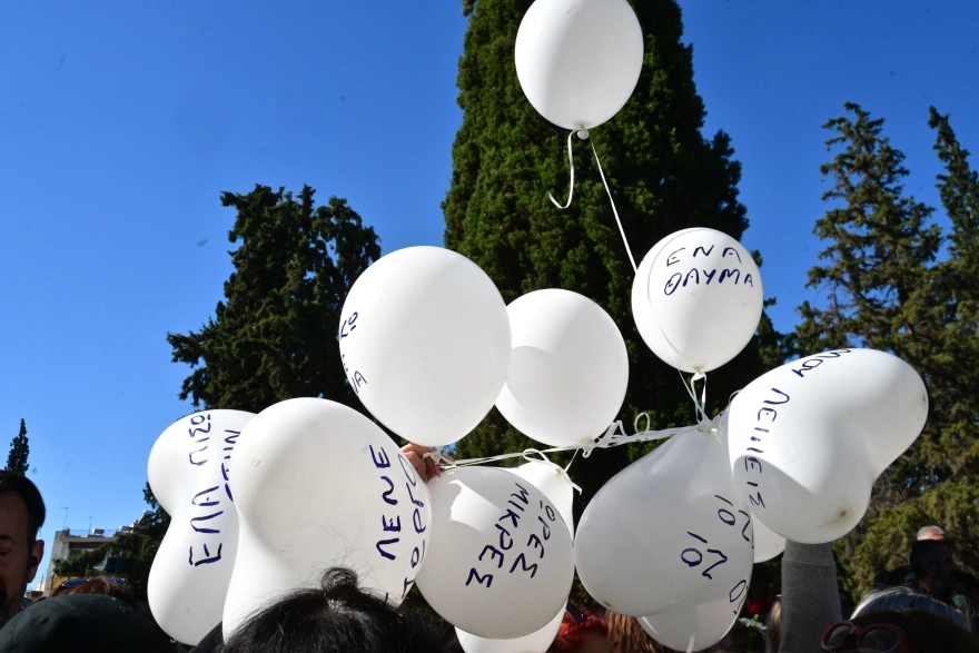 «Όσο ζω Μαζώ»: Με τα τραγούδια του αποχαιρέτησαν τον Γιώργο Μαζωνάκη στο 40ήμερο μνημόσυνο «Όσο ζω Μαζώ»: Με τα τραγούδια του αποχαιρέτησαν τον Γιώργο Μαζωνάκη στο 40ήμερο μνημόσυνο