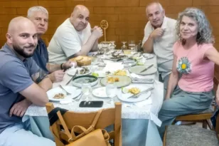 Σε ταβέρνα στο Αίγιο έφαγε το μεσημέρι της Κυριακής ο Σεφερλής