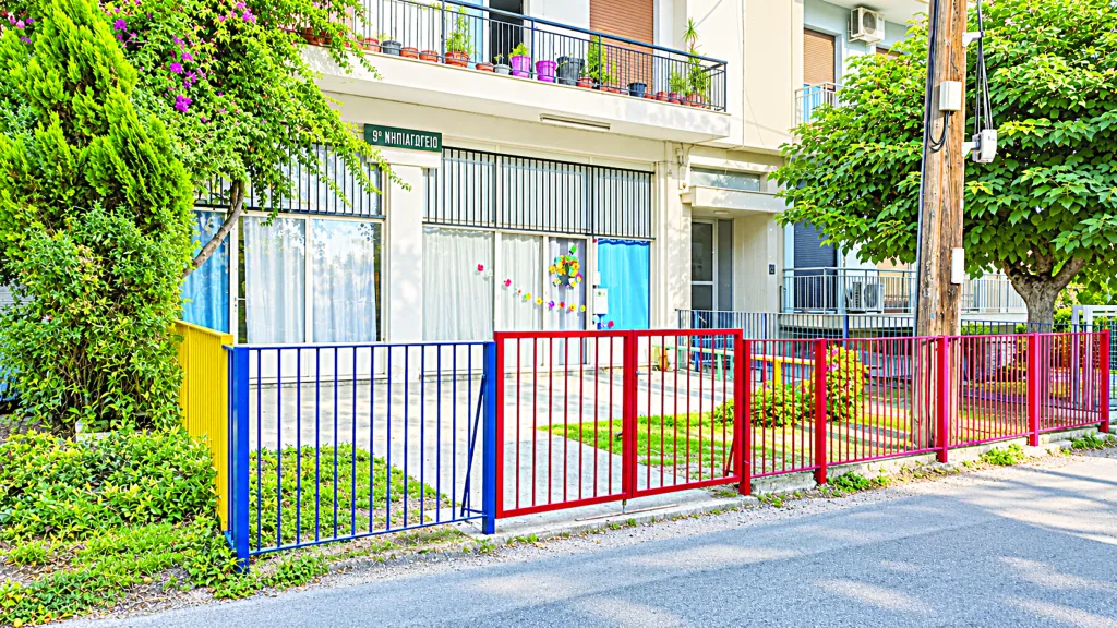 Χωρίς τις υποδομές σχολείου 27 νηπιαγωγεία της Πάτρας: Νήπια σε ισόγεια πολυκατοικιών