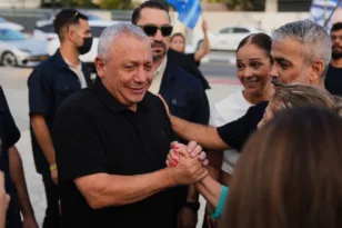 Ισραήλ: Στον τάφο του 25χρονου γιου του πριν ψηφίσει ο Άιζενκοτ